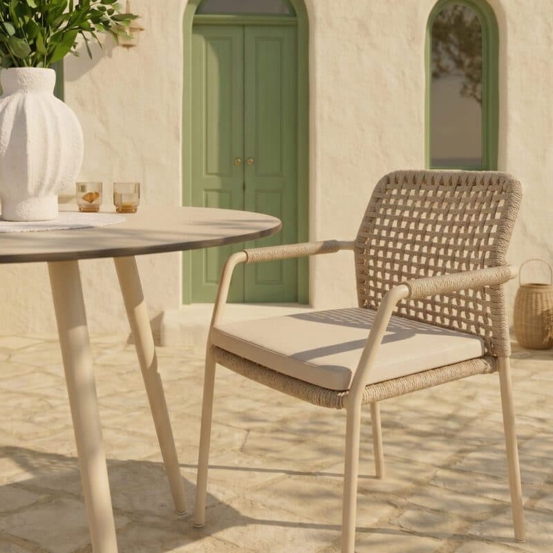 CASA DOMA Set mit "Fasano" Stapelstuhl, Alu cream, Rope fossil Quadro und "Napola" Gartentisch Ø 130 cm, Alu cream, Tischplatte HPL travertin (Bild KI-generiert)