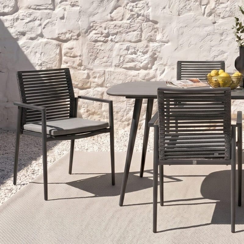 CASA DOMA Set mit "Napola" Gartentisch 180x100 cm und "Gallico" Stapelstuhl inkl. Sitzkissen (Bild KI-generiert)