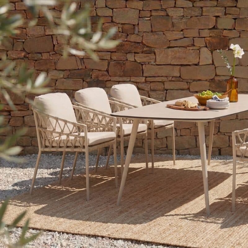 CASA DOMA Set mit "Messina" Diningsessel, Alu cream, Rope fossil mit "Napola" Gartentisch 240x100 cm, Alu cream/HPL Travertin (Bild KI-generiert)