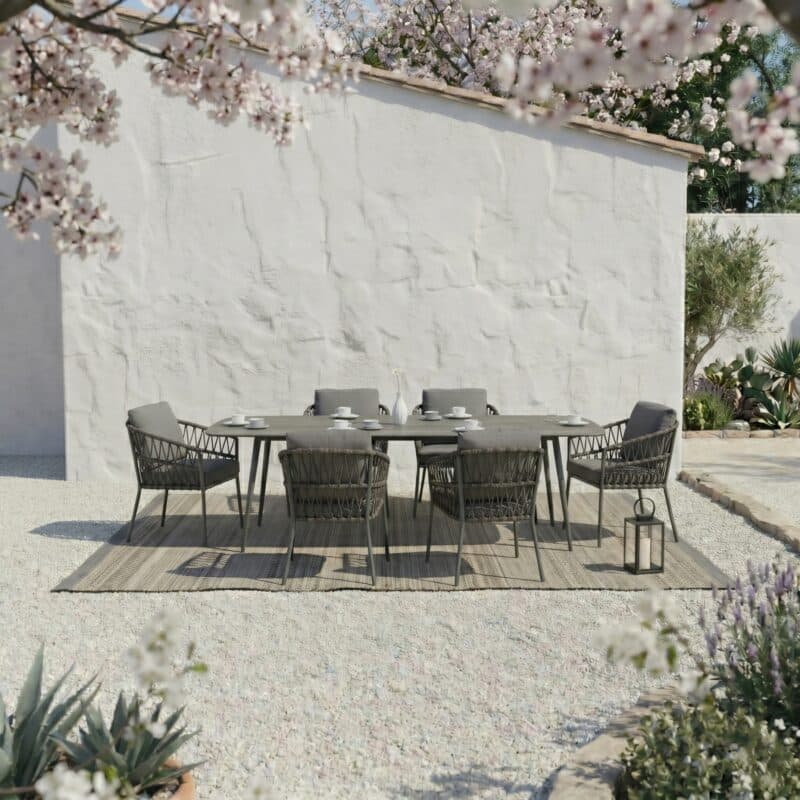 CASA DOMA Set mit "Messina" Diningsessel, Alu & Rope anthrazit, Kissen medium grey mit "Napola" Gartentisch 240x100 cm, Alu anthrazit/HPL anthrazit (Bild KI-generiert)