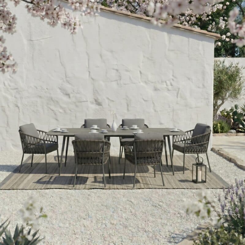 CASA DOMA Set mit "Messina" Diningsessel, Alu & Rope anthrazit, Kissen medium grey mit "Napola" Gartentisch 240x100 cm, Alu anthrazit/HPL anthrazit (Bild KI-generiert)