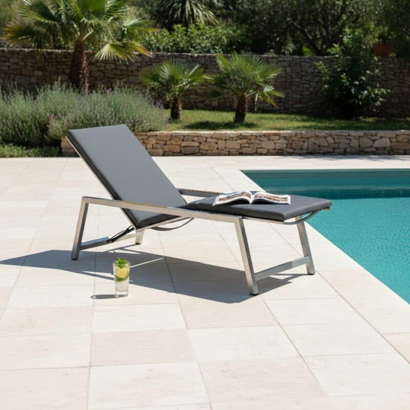 CASA DOMA "Mineo" Move Sonnenliege, Edelstahl gebürstet, Sunproof® Sling schwarz/silber, Armlehnen Teak, mit Auflage (Bild KI-generiert)