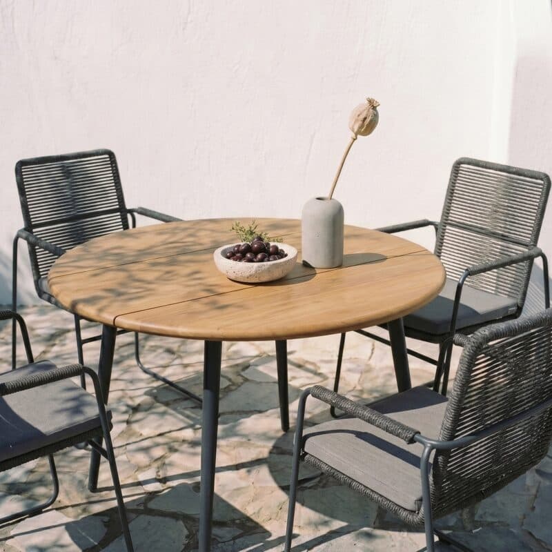 CASA DOMA "Solano" Stapelstuhl, Edelstahl anthrazit, Rope anthrazit, Armlehne Rope mit "Napola" Tisch Ø 130 cm, Aluminium anthrazit, Teakplatte (Bild KI-generiert)