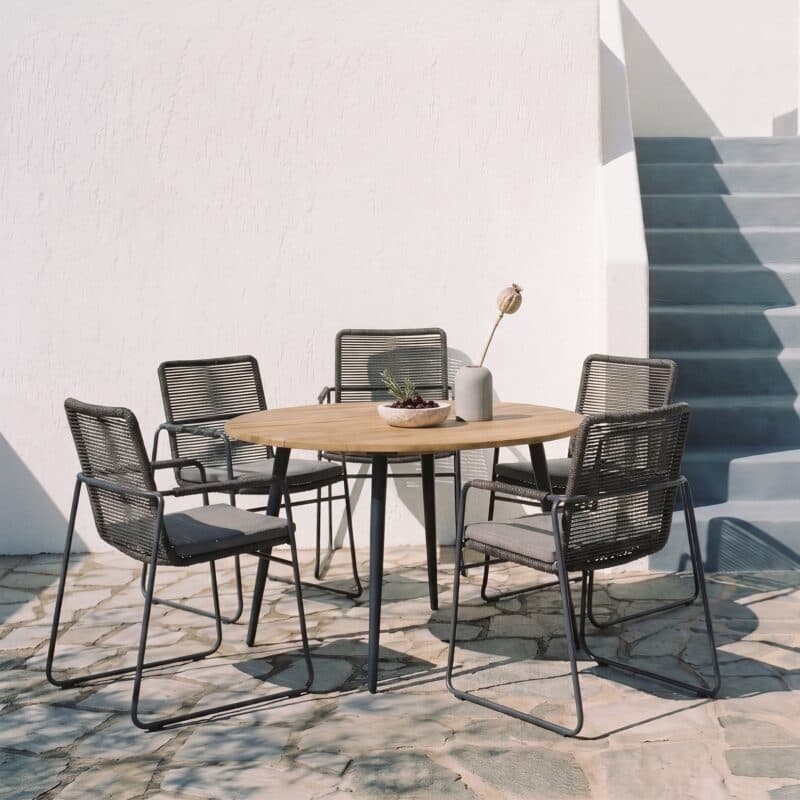 CASA DOMA "Solano" Stapelstuhl, Edelstahl anthrazit, Rope anthrazit, Armlehne Rope mit "Napola" Tisch Ø 130 cm, Aluminium anthrazit, Teakplatte (Bild KI-generiert)