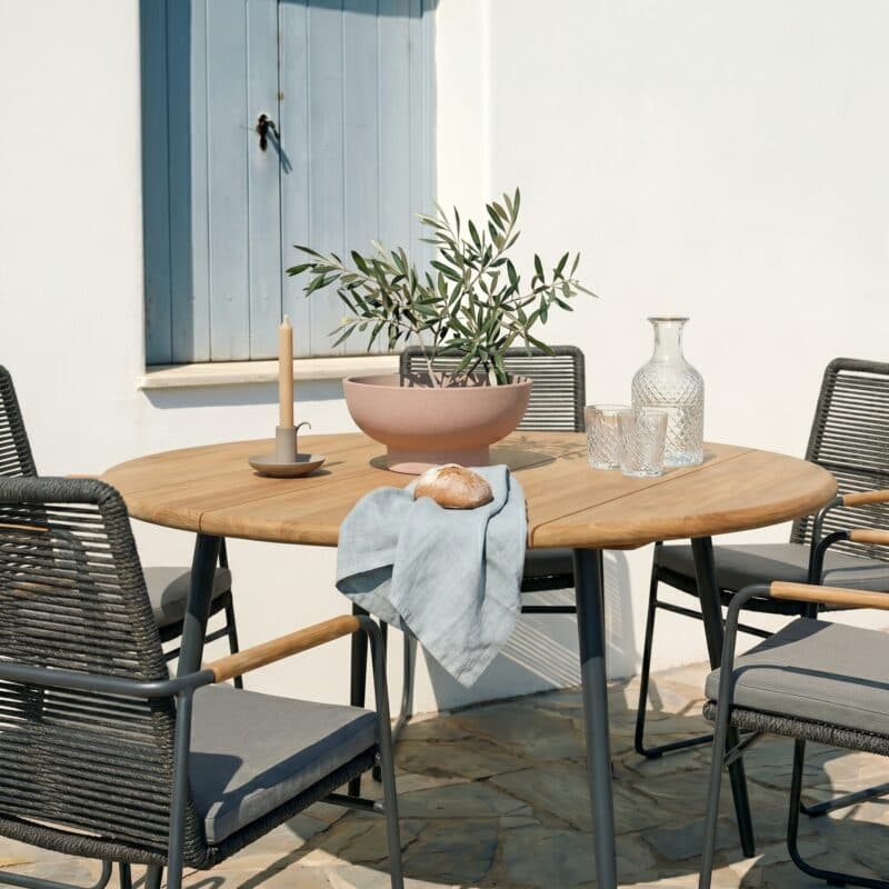 CASA DOMA "Solano" Stapelstuhl, Edelstahl anthrazit, Rope anthrazit, Armlehne Teak mit "Napola" Tisch Ø 130 cm, Aluminium anthrazit, Teakplatte (Bild KI-generiert)