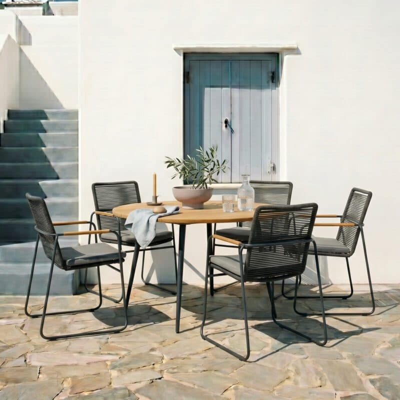 CASA DOMA "Solano" Stapelstuhl, Edelstahl anthrazit, Rope anthrazit, Armlehne Teak mit "Napola" Tisch Ø 130 cm, Aluminium anthrazit, Teakplatte (Bild KI-generiert)