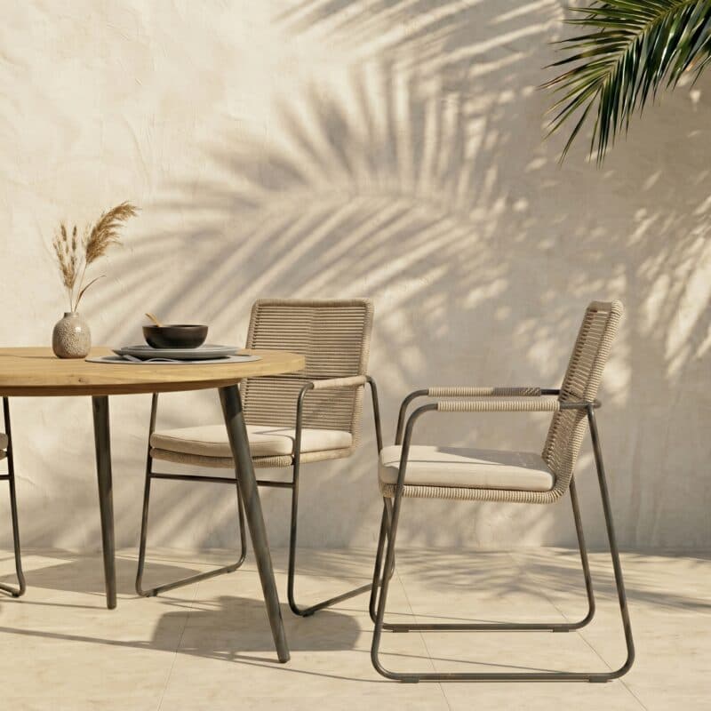CASA DOMA Set mit "Solano" Stapelstuhl, Edelstahl anthrazit, Rope fossil, Armlehne Rope, Sitzkissen beige und "Napola" Tisch Ø 130 cm, Aluminium anthrazit, Teakplatte (Bild KI-generiert)