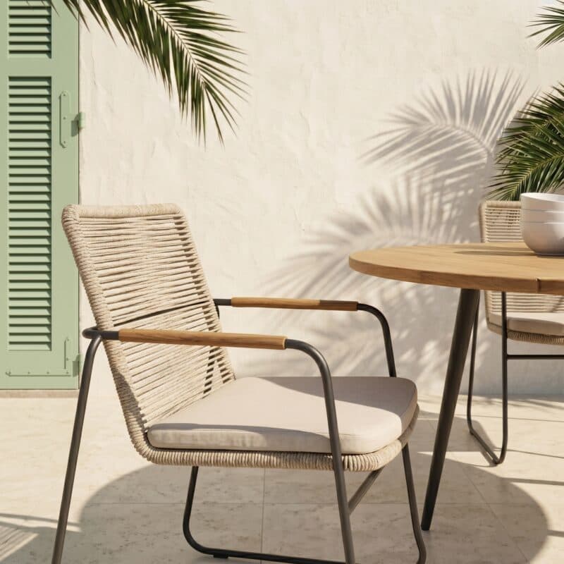 CASA DOMA Set mit "Solano" Stapelstuhl, Edelstahl anthrazit, Rope fossil, Armlehne Teak, Sitzkissen beige und "Napola" Tisch Ø 130 cm, Aluminium anthrazit, Teakplatte (Bild KI-generiert)