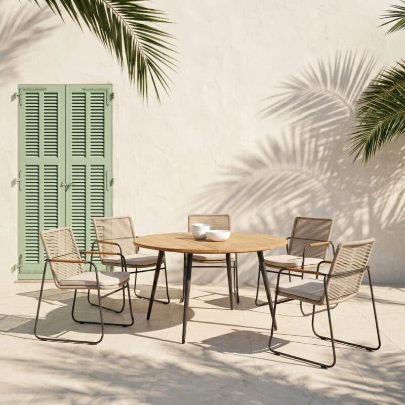 CASA DOMA Set mit "Solano" Stapelstuhl, Edelstahl anthrazit, Rope fossil, Armlehne Teak, Sitzkissen beige und "Napola" Tisch Ø 130 cm, Aluminium anthrazit, Teakplatte (Bild KI-generiert)