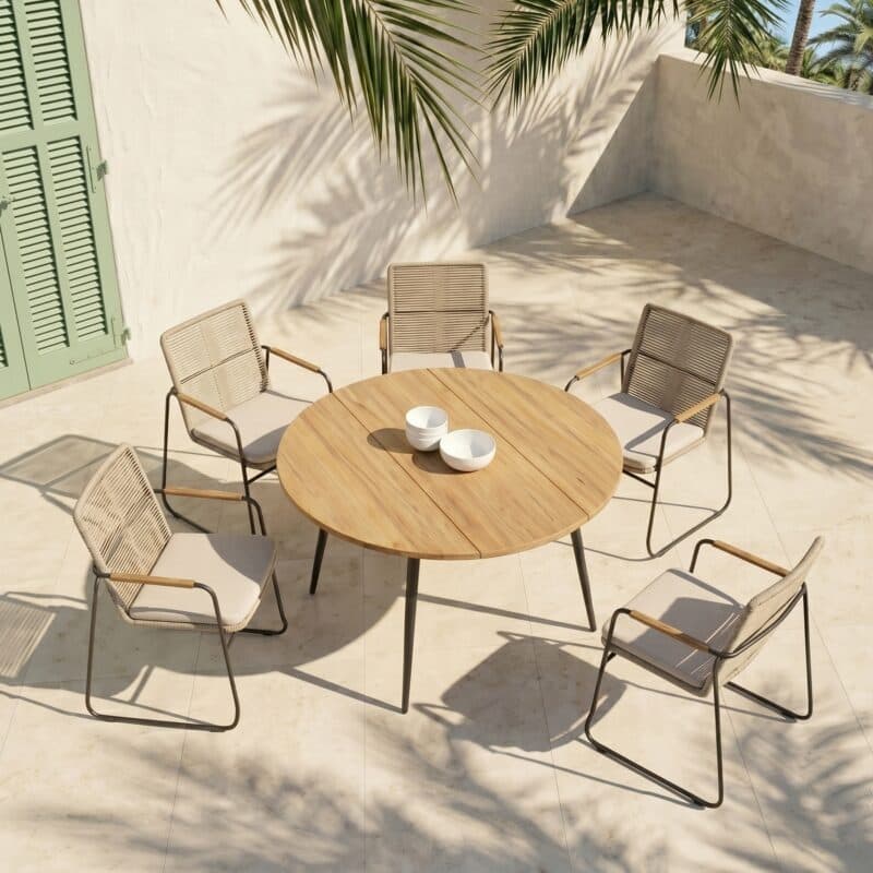CASA DOMA Set mit "Solano" Stapelstuhl, Edelstahl anthrazit, Rope fossil, Armlehne Teak, Sitzkissen beige und "Napola" Tisch Ø 130 cm, Aluminium anthrazit, Teakplatte (Bild KI-generiert)