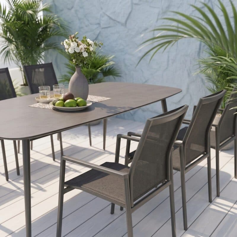 CASA DOMA "Napola" Gartentisch 240x100 cm, Aluminium anthrazit, Tischplatte HPL chromix anthrazit und Liadomo "Mannoli" Stapelstuhl, Aluminium anthrazit, Textilgewebe anthrazit, Armlehne Aluminium