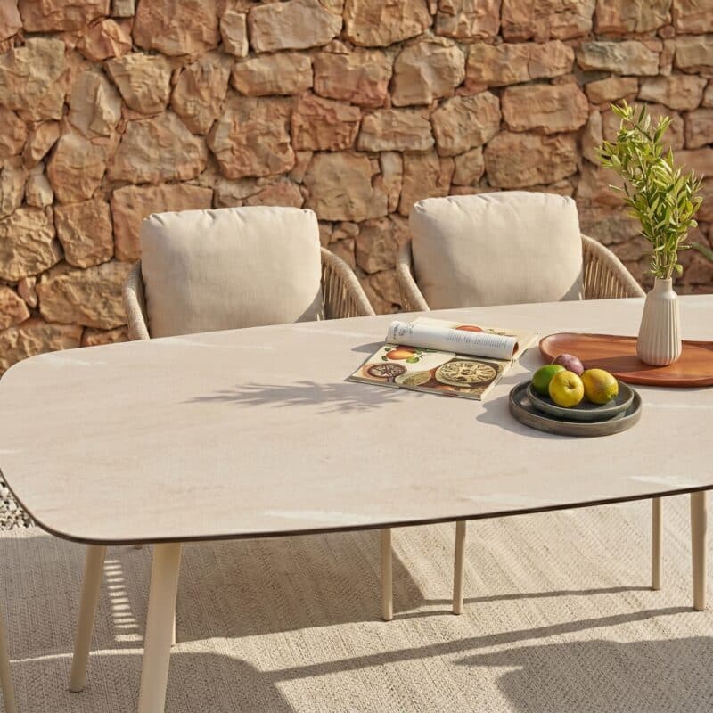 CASA DOMA Set mit Tisch "Napola" 180x100cm, Alu cream, Tischplatte HPL Travertin und Diningsessel "Falcone", Alu cream, Rope fossil (Bild KI-generiert)