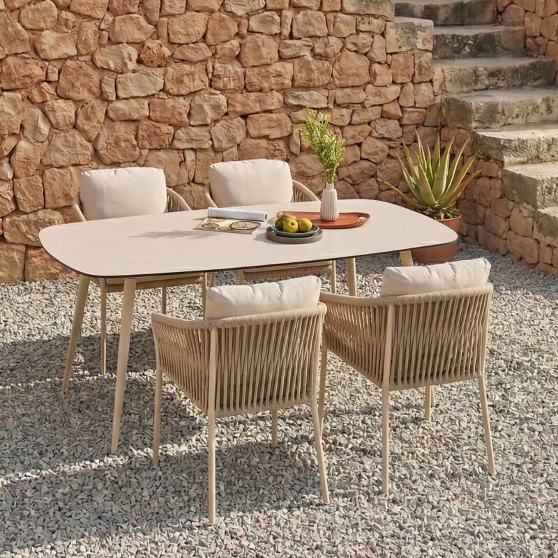 CASA DOMA Set mit Tisch "Napola" 180x100cm, Alu cream, Tischplatte HPL Travertin und Diningsessel "Falcone", Alu cream, Rope fossil (Bild KI-generiert)