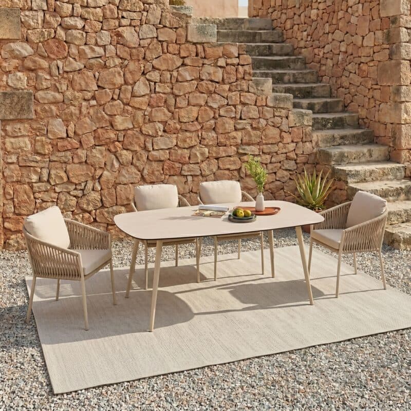 CASA DOMA Set mit Tisch "Napola" 180x100cm, Alu cream, Tischplatte HPL Travertin und Diningsessel "Falcone", Alu cream, Rope fossil (Bild KI-generiert)
