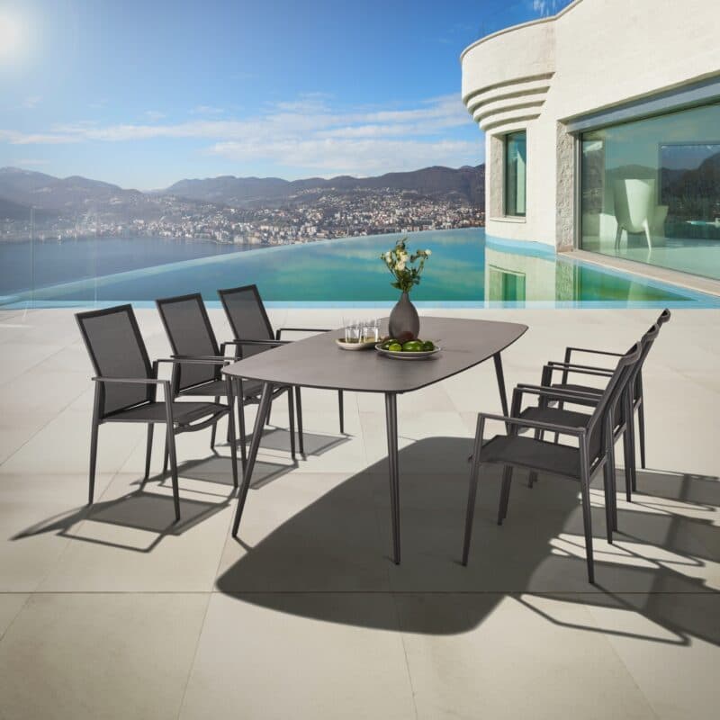 CASA DOMA "Napola" Gartentisch 240x100 cm, Alu anthrazit, Tischplatte HPL chromix anthrazit und Liadomo "Mannoli" Stapelstuhl, Alu anthrazit, Textilgewebe anthrazit, Armlehne Alu