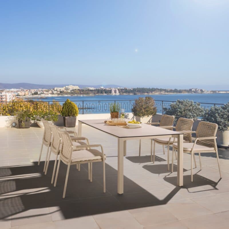 CASA DOMA Set 7-tlg. mit "Fasano" Stapelstuhl, Alu cream, Rope fossil (Quadro), Kissen beige, und "Campana" Gartentisch 210×100 cm, Edelstahl cream, HPL Travertin