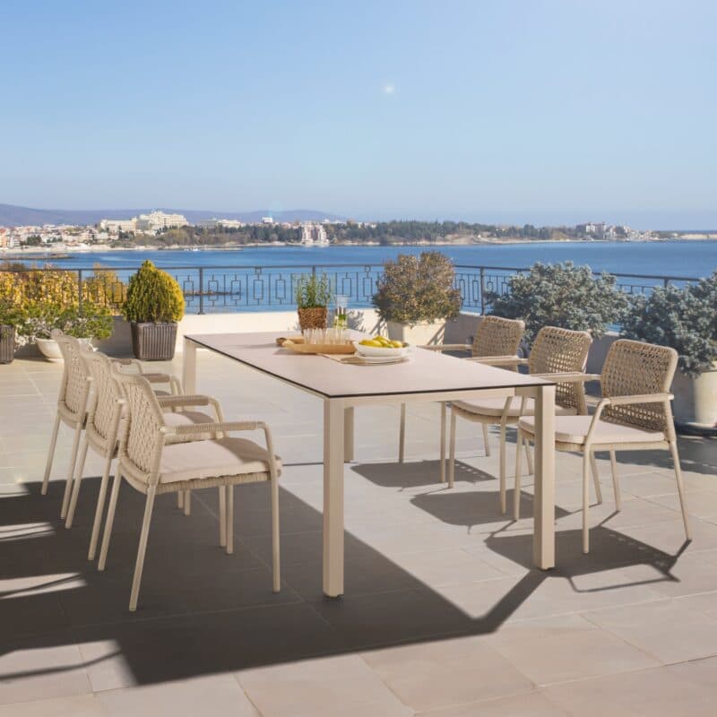 CASA DOMA Set 7-tlg. mit "Fasano" Stapelstuhl, Alu cream, Rope fossil (Quadro), Kissen beige, und "Campana" Gartentisch 210×100 cm, Edelstahl cream, HPL Travertin