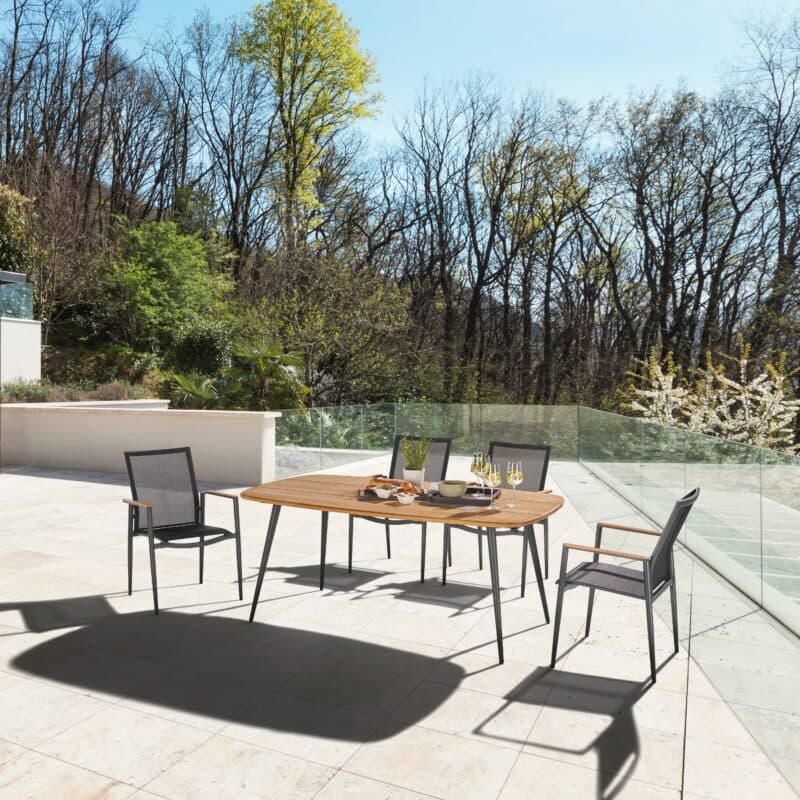 CASA DOMA "Napola" Gartentisch 180x100 cm, Alu anthrazit, Tischplatte Teak und Liadomo "Mannoli" Stapelstuhl, Alu anthrazit, Textilgewebe anthrazit, Armlehne Teak