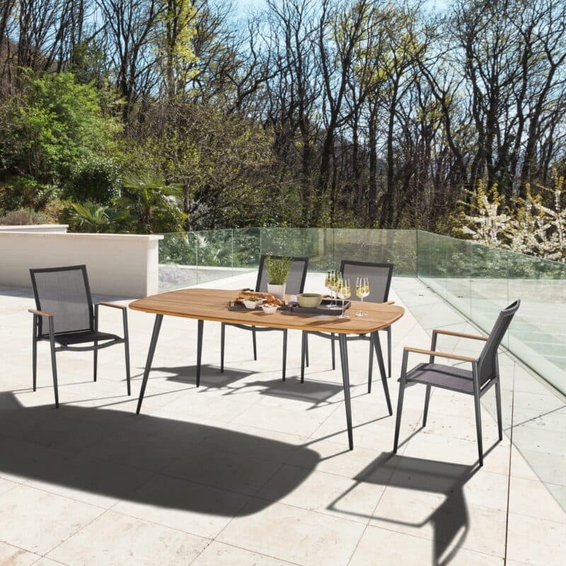 CASA DOMA "Napola" Gartentisch 180x100 cm, Alu anthrazit, Tischplatte Teak und Liadomo "Mannoli" Stapelstuhl, Alu anthrazit, Textilgewebe anthrazit, Armlehne Teak