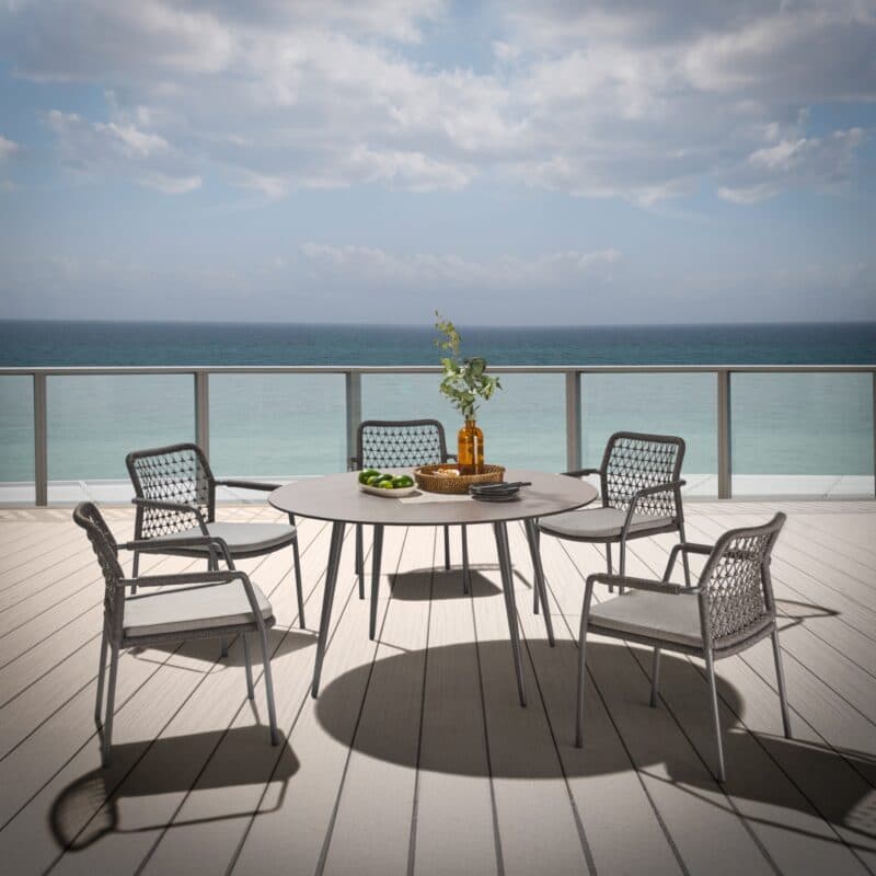 CASA DOMA Set mit "Fasano" Stapelstuhl, Alu anthrazit, Rope anthrazit Knoten und "Napola" Gartentisch Ø 130 cm, Alu anthrazit, Tischplatte HPL chromix anthrazit