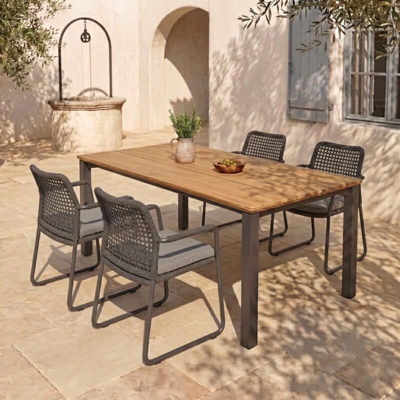CASA DOMA Set 5-tlg. mit "Fasano" Gartenstuhl, Alu anthrazit, Rope anthrazit (Quadro), Kissen medium grey, und "Campana" Gartentisch 160×90 cm, Edelstahl anthrazit, Teakholz (Bild KI-generiert)