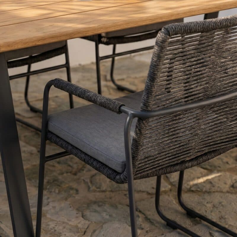 CASA DOMA "Solano" Stapelstuhl, Edelstahl anthrazit, Rope anthrazit, Armlehnen Rope mit "Trapani" Gartentisch 240x100 cm, Teakplatte (Bild KI-generiert)