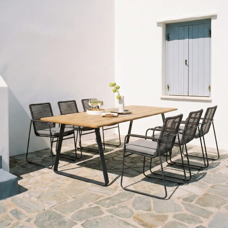 CASA DOMA "Solano" Stapelstuhl, Edelstahl anthrazit, Rope anthrazit, Armlehnen Rope mit "Trapani" Gartentisch 240x100 cm, Teakplatte (Bild KI-generiert)