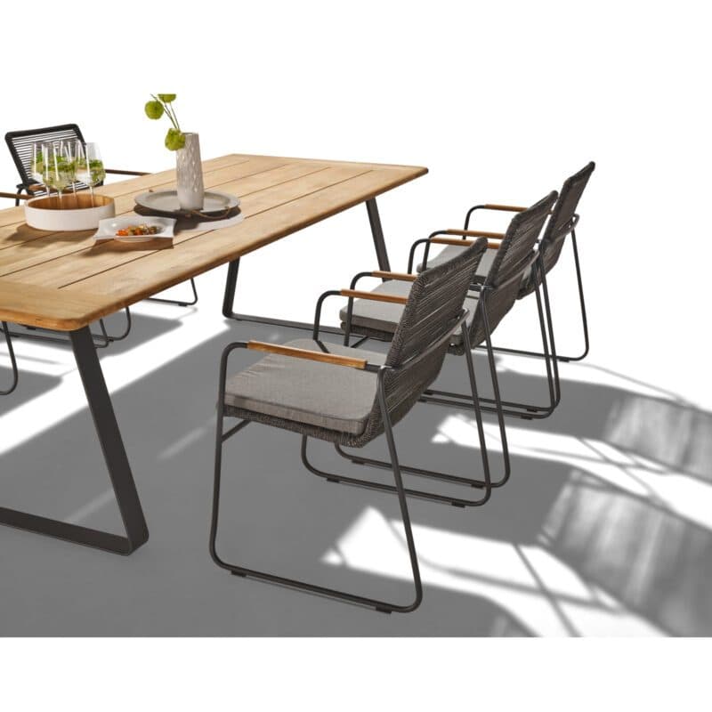 CASA DOMA Set mit "Solano" Stapelstuhl, Edelstahl anthrazit, Rope anthrazit, Armlehnen Teak, Kissen medium grey und "Trapani" Gartentisch 240x100 cm, Teakplatte