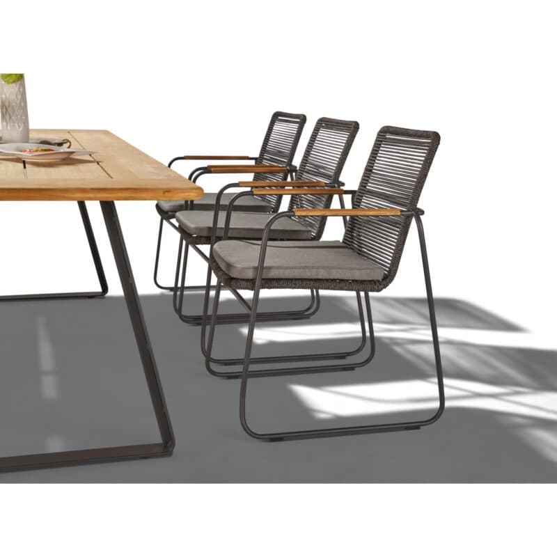 CASA DOMA Set mit "Solano" Stapelstuhl, Edelstahl anthrazit, Rope anthrazit, Armlehnen Teak, Kissen medium grey und "Trapani" Gartentisch 240x100 cm, Teakplatte