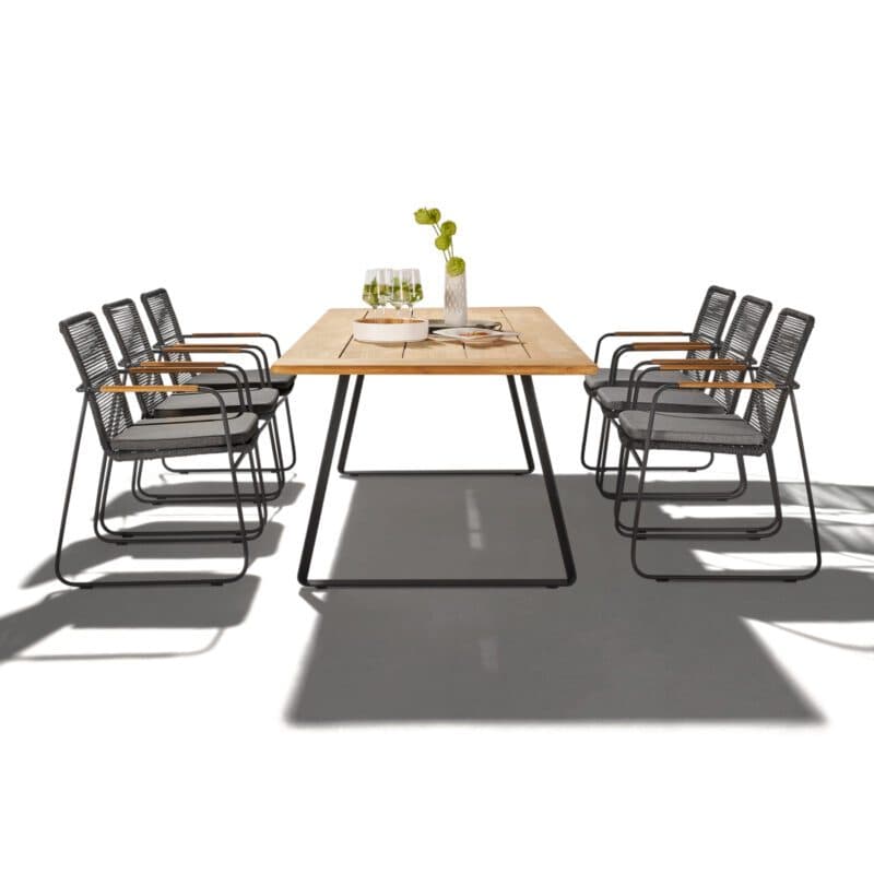 CASA DOMA Set mit "Solano" Stapelstuhl, Edelstahl anthrazit, Rope anthrazit, Armlehnen Teak, Kissen medium grey und "Trapani" Gartentisch 240x100 cm, Teakplatte