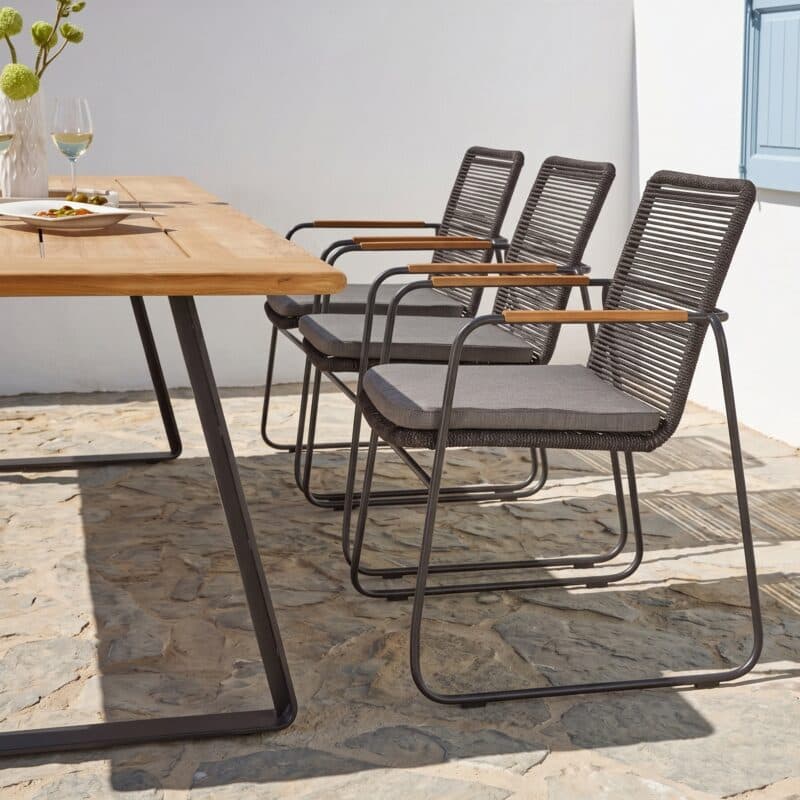 CASA DOMA "Solano" Stapelstuhl, Edelstahl anthrazit, Rope anthrazit, Armlehnen Teak mit "Trapani" Gartentisch 240x100 cm, Teakplatte (Bild KI-generiert)