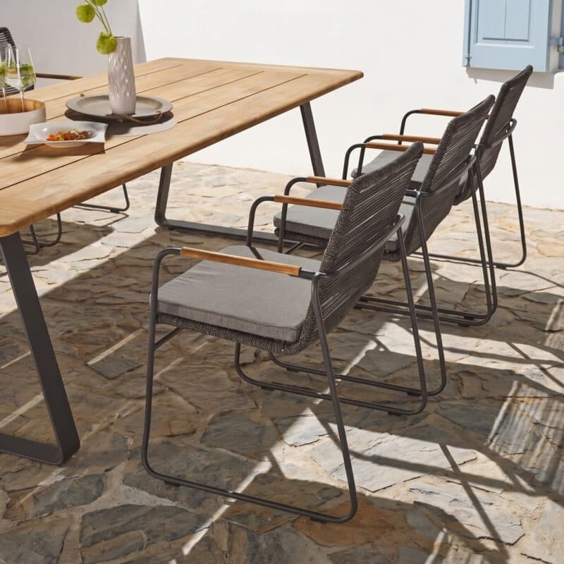 CASA DOMA "Solano" Stapelstuhl, Edelstahl anthrazit, Rope anthrazit, Armlehnen Teak mit "Trapani" Gartentisch 240x100 cm, Teakplatte (Bild KI-generiert)