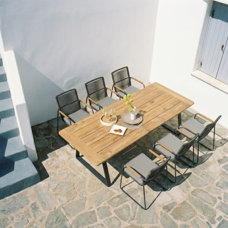 CASA DOMA "Solano" Stapelstuhl, Edelstahl anthrazit, Rope anthrazit, Armlehnen Teak mit "Trapani" Gartentisch 240x100 cm, Teakplatte (Bild KI-generiert)