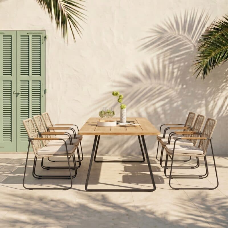 CASA DOMA "Solano" Stapelstuhl, Edelstahl anthrazit, Rope fossil, Armlehnen Teak mit "Trapani" Gartentisch 240x100 cm, Teakplatte (Bild KI-generiert)