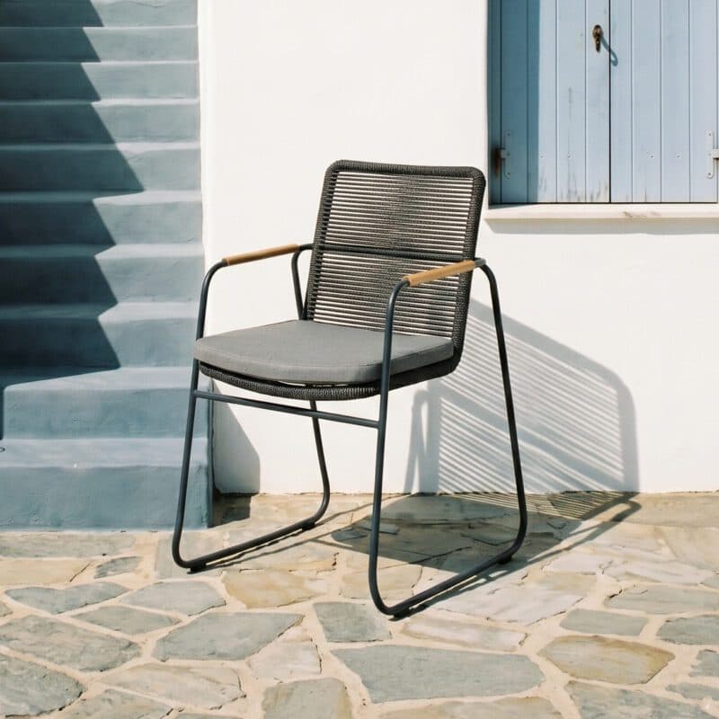 CASA DOMA "Solano" Stapelstuhl, Edelstahl anthrazit, Rope anthrazit, Armlehne Teak, Sitzkissen medium grey (Bild KI-generiert)