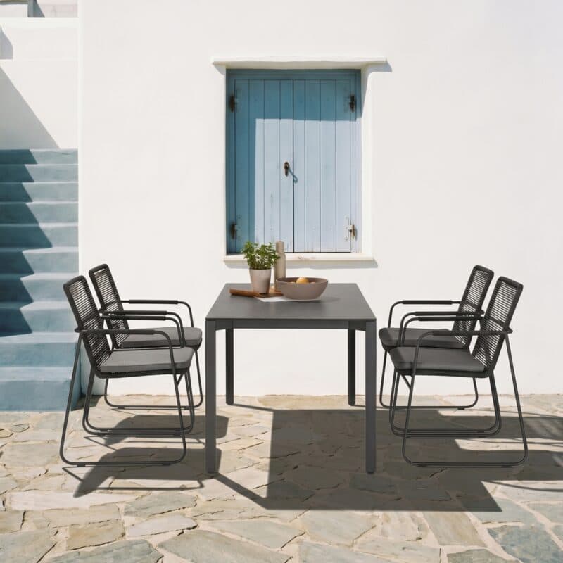 CASA DOMA "Solano" Stapelstuhl, Edelstahl anthrazit, Rope anthrazit mit "Campana" Gartentisch 160x90 cm, Platte HPL anthrazit (Bild KI-generiert)