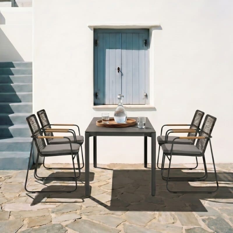 CASA DOMA "Solano" Stapelstuhl, Edelstahl anthrazit, Rope anthrazit, Armlehnen Teak mit "Campana" Gartentisch 160x90 cm, Platte HPL anthrazit (Bild KI-generiert)