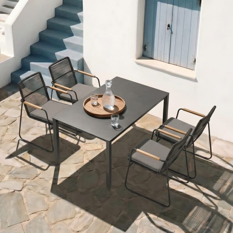 CASA DOMA "Solano" Stapelstuhl, Edelstahl anthrazit, Rope anthrazit, Armlehnen Teak mit "Campana" Gartentisch 160x90 cm, Platte HPL anthrazit (Bild KI-generiert)