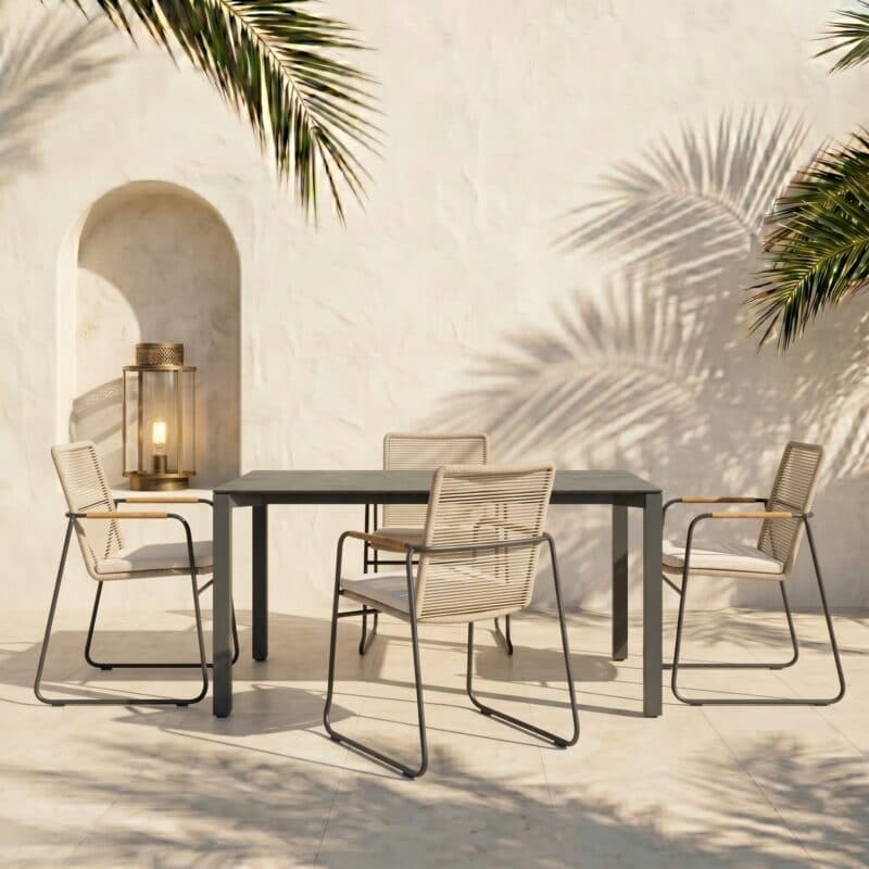 CASA DOMA "Solano" Stapelstuhl, Edelstahl anthrazit, Rope fossil, Armlehnen Teak mit "Campana" Gartentisch 160x90 cm, Platte HPL anthrazit (Bild KI-generiert)