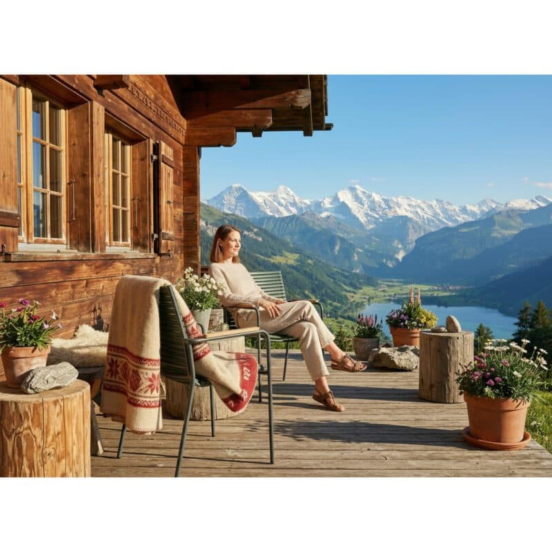 Cinas "Mood Classic" Stapelstuhl, Gestell Aluminium anthrazit, Sitzfläche Kunststoff-Lamellen, Teak-Armlehnen