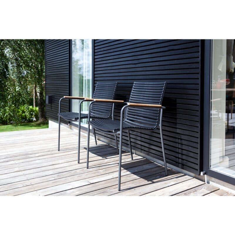 Cinas "Mood Classic" Stapelstuhl, Gestell Aluminium anthrazit, Sitzfläche Kunststoff-Lamellen schwarz, Teak-Armlehnen