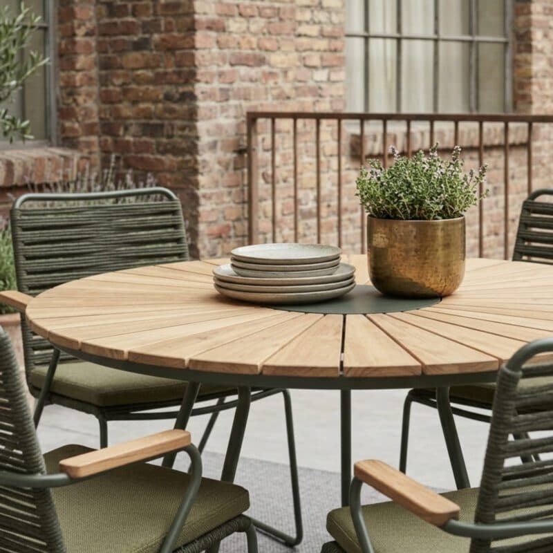 Liadomo "Atina" Set mit Stapelstuhl, Kufengestell Edelstahl dunkelgrün, Rope oliv und Gartentisch Ø 110 cm mit Teakplatte mit Keramik-Einlage