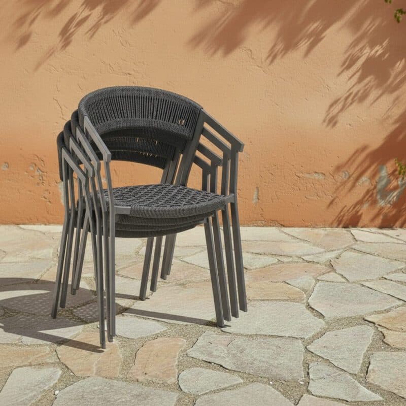 Liadomo "Lenzi" Stapelstuhl, Alu anthrazit, Rope, mit Sitzkissen hellgrau (Bild KI-generiert)