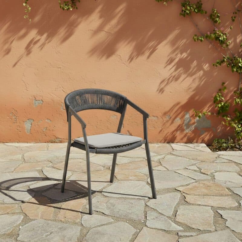 Liadomo "Lenzi" Stapelstuhl, Alu anthrazit, Rope, mit Sitzkissen hellgrau (Bild KI-generiert)