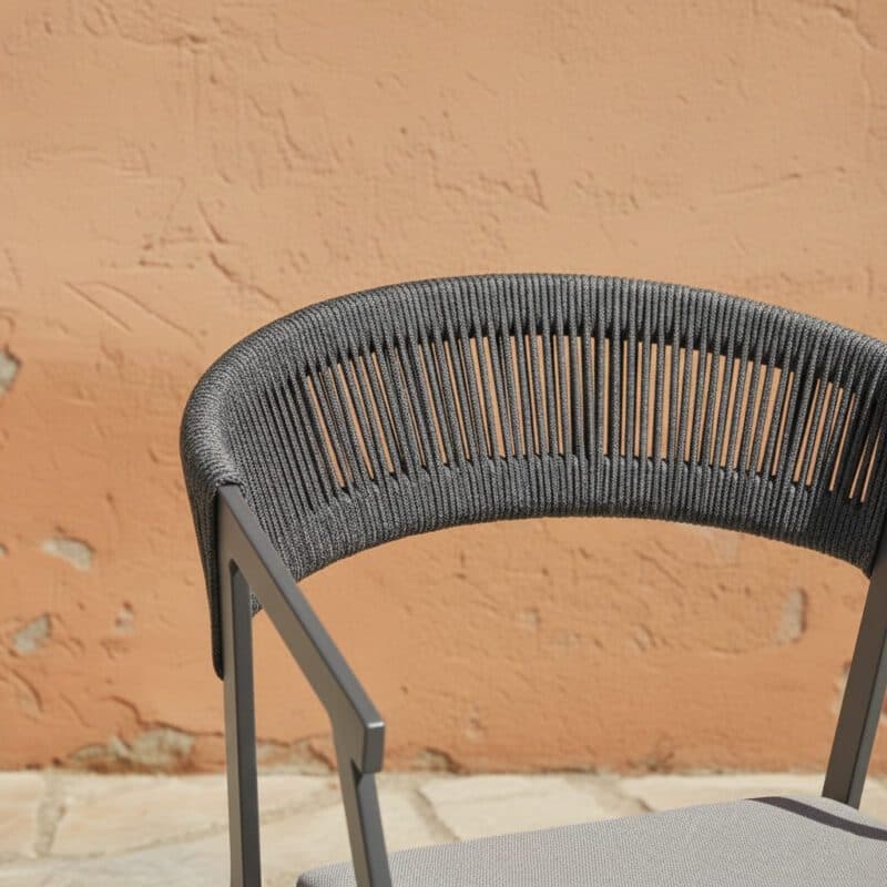Liadomo "Lenzi" Stapelstuhl, Alu anthrazit, Rope, mit Sitzkissen hellgrau (Bild KI-generiert)