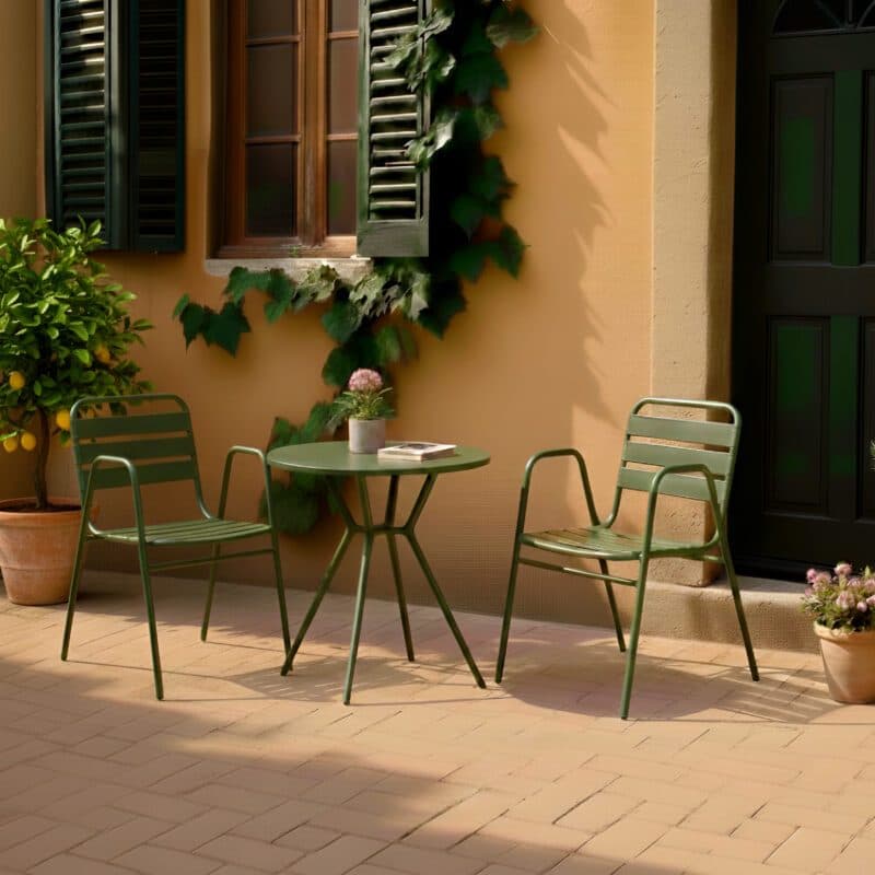 Liadomo "Lesina" Stapelstuhl und Bistrotisch, Aluminium dunkelgrün (Bild KI-generiert)