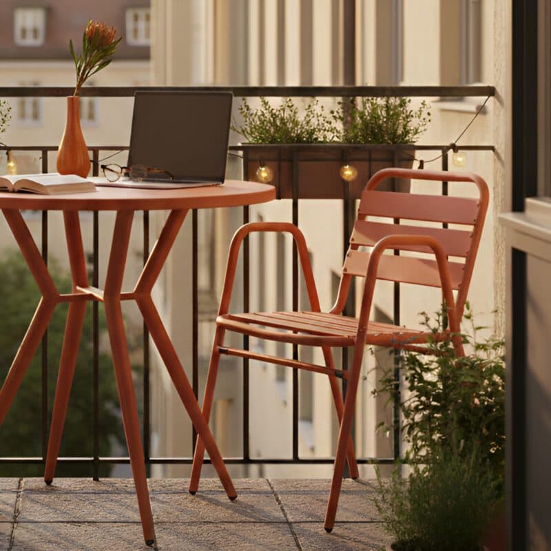 Liadomo "Lesina" Bistro-Set 3-teilig mit Stapelstuhl und Bistrotisch, Aluminium orange (Bild KI-generiert)
