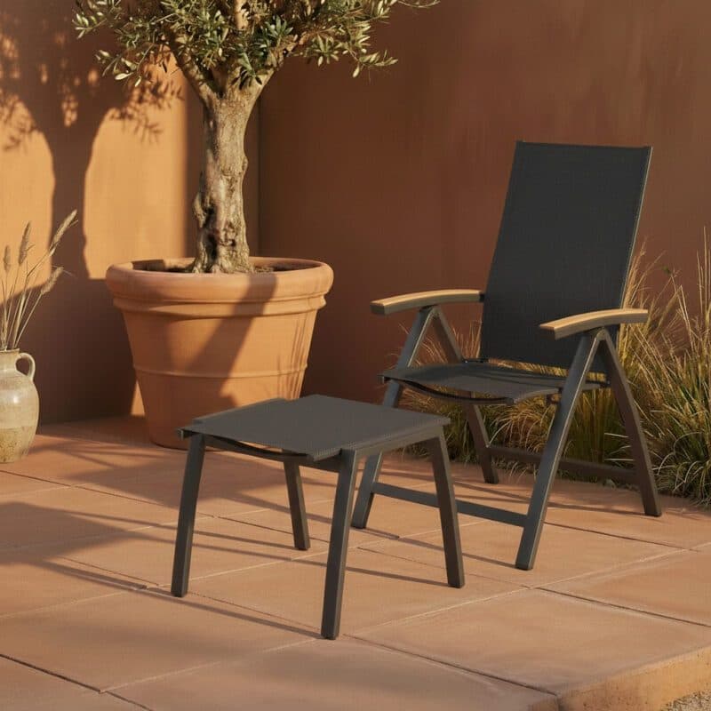 Liadomo "Ricadi" Klappsessel mit Hocker, Aluminium anthrazit, Textilgewebe anthrazit, Armlehnen Teakholz (Bild KI-generiert)