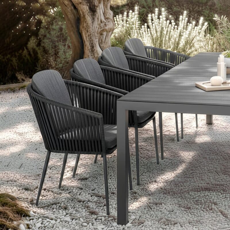 Liadomo Set mit "Marano" Ausziehtisch 160/210/260x90 cm, Edelstahl anthrazit, HPL Betonoptik und "Carano" Stapelsessel, Alu anthrazit, Rope anthrazit (Bild KI-generiert)