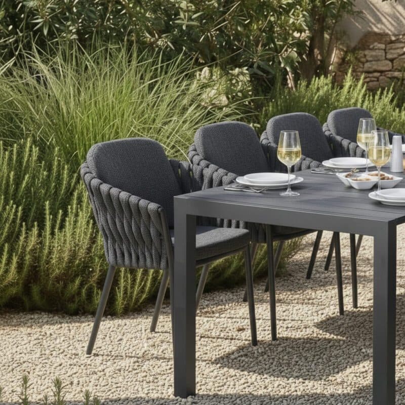 Liadomo Set mit "Marano" Ausziehtisch 160/210/260x90 cm, Edelstahl anthrazit, HPL Betonoptik und "Carano" Stapelsessel, Alu anthrazit, Socks anthrazit (Bild KI-generiert)